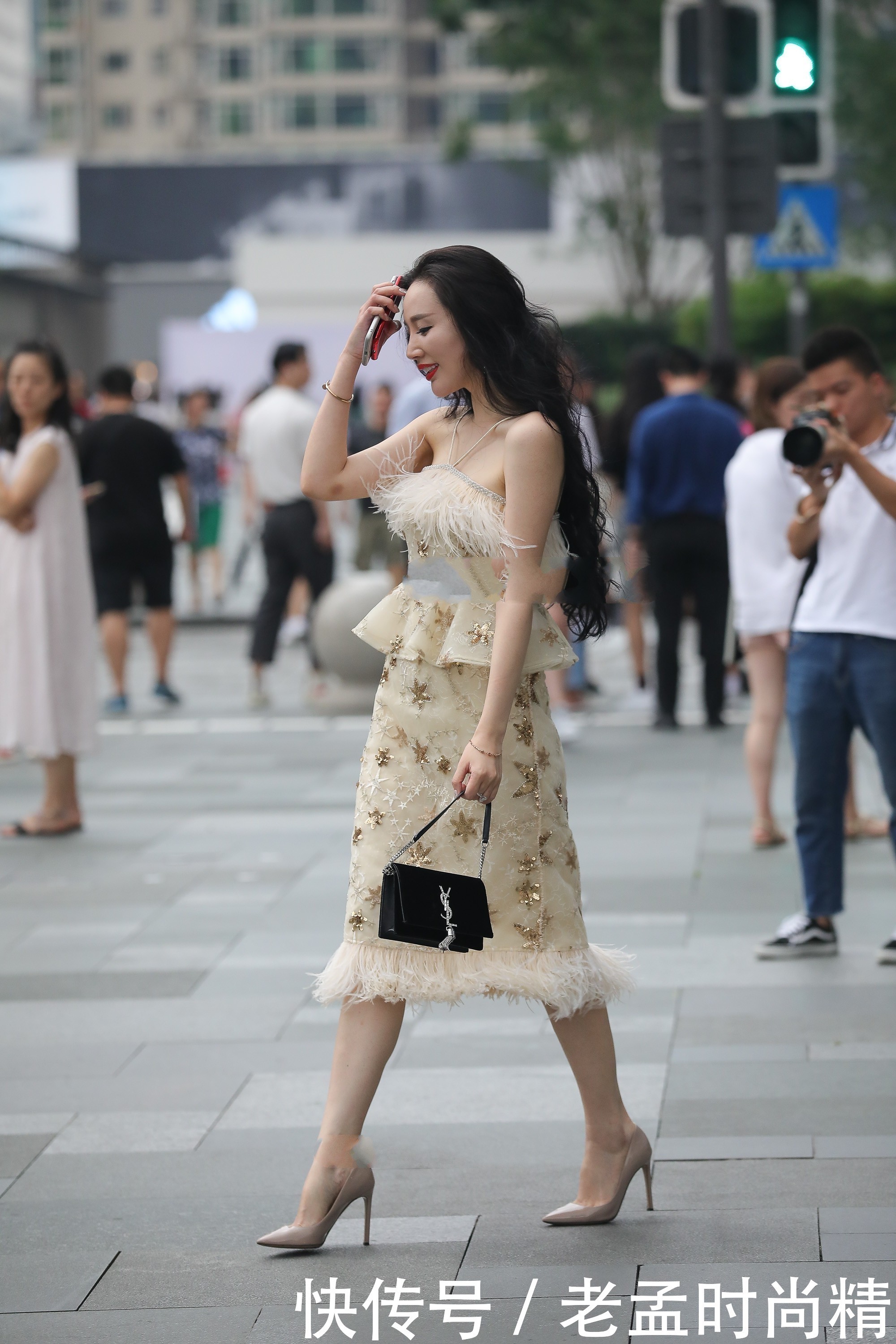 裙子|街拍:独特设计两根带子“挂”在脖子上,时尚款裙子,显优美曲线