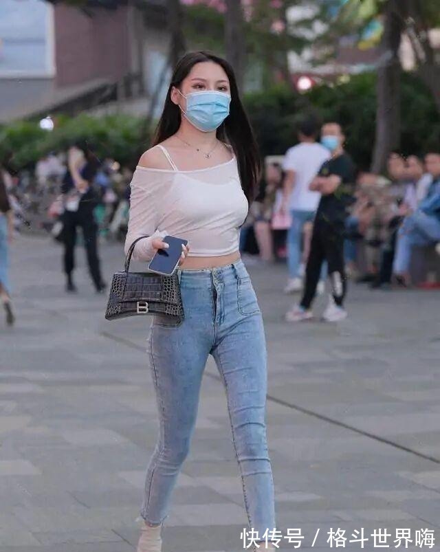 牛仔裤|经典牛仔裤配上烈焰大红唇，简约而不简单，搭配出不同风采