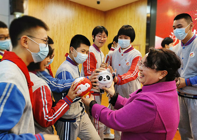 开学典礼|这次开学很“冬奥”！ “冰墩墩”“雪容融”迎接同学回校