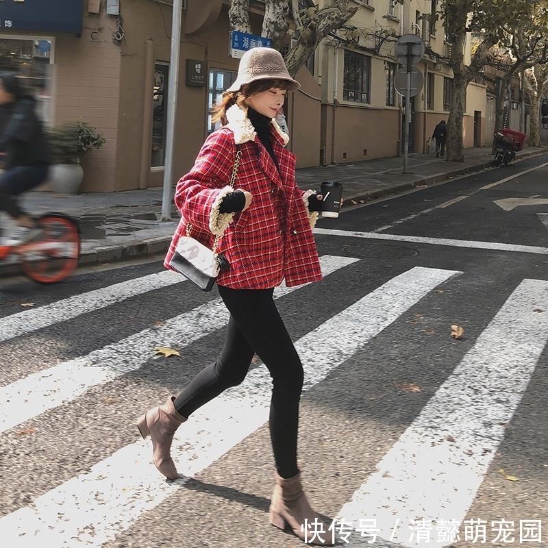 女人味 今年流行这么穿:羊羔毛外套阔腿裤,配短靴,别说,简直美上天