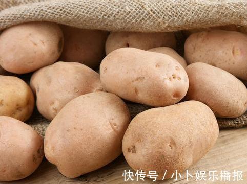 才知道，保存土豆这么简单，学会3个土方法，久放不变绿不发芽