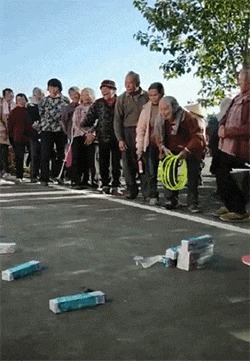 |搞笑GIF:女生千万不要穿裙子骑车 尤其是这种长裙子