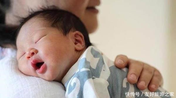 孩子|新生儿该怎么睡医生建议抱着睡好处多,但过了这个月份要停止