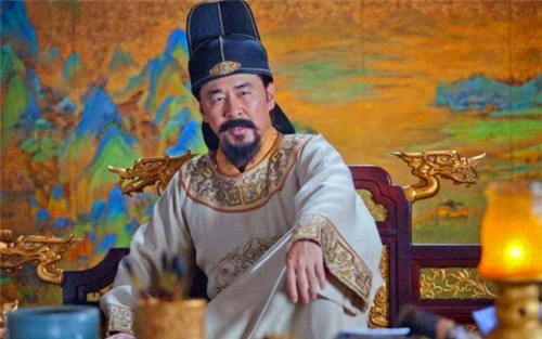 龙椅|熊孩子爬上龙椅，皇帝：当真龙天子好玩吗？他智答4字，成为储君