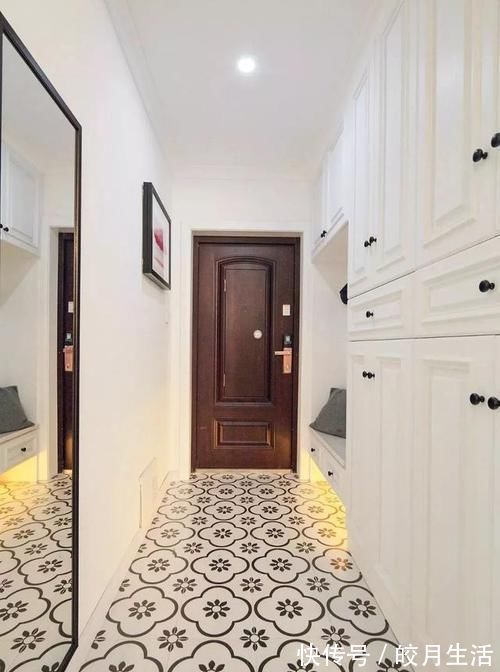 大面积|玄关，别再通铺瓷砖了，当下年轻人都喜欢这样装，也太好看了吧