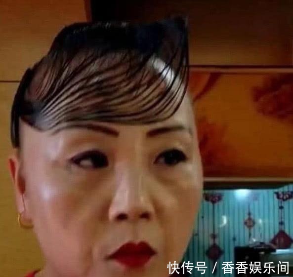 戴假发|大妈花4万多植发,新发型让人哭笑不得,网友:还是戴假发吧!