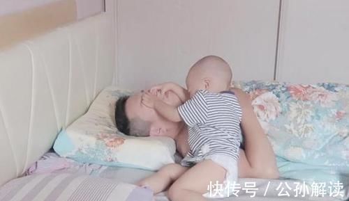 宝妈|爸爸睡觉太香甜,宝宝饿了1小时,又踹又打,最后使出绝招才叫醒