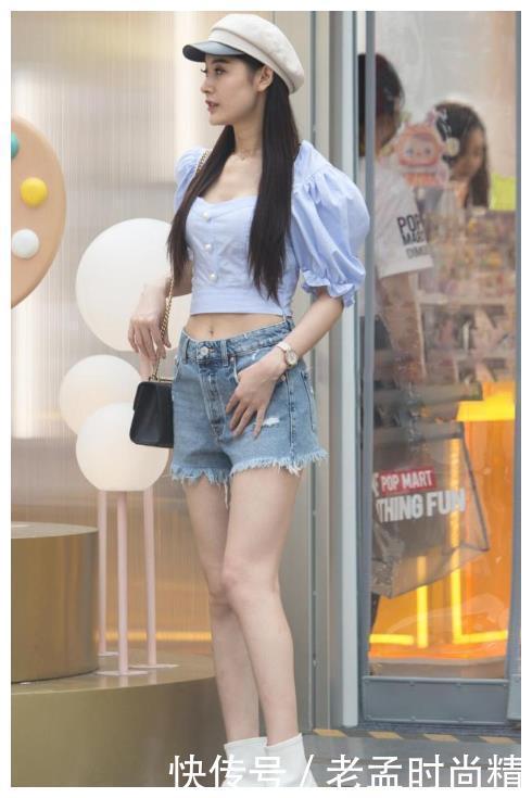 精致|牛仔短裤+白色短靴, 精致又时尚, 还显高挑身材