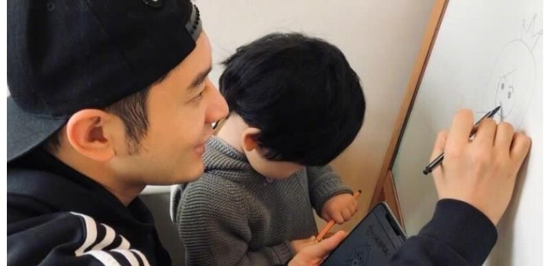 黃曉明深夜秀恩愛(ài),罕見(jiàn)下廚為baby做紅燒肉,一家三口用同款水杯