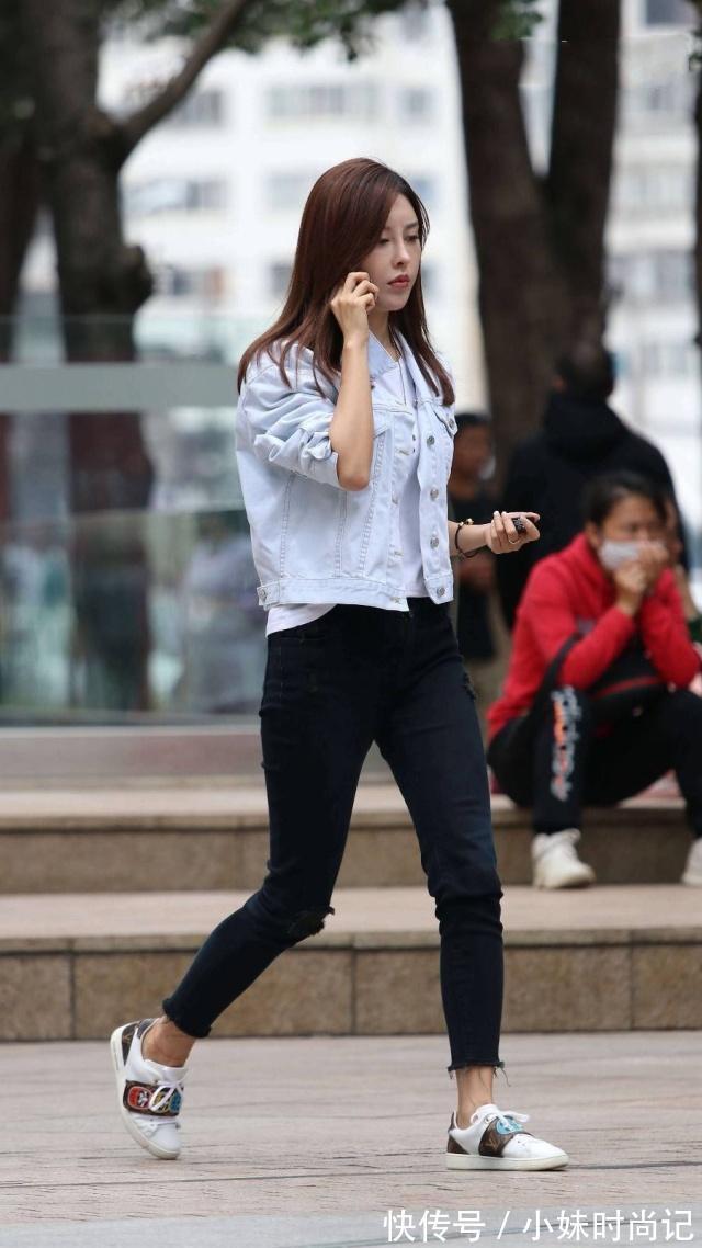 连衣裙 街拍:靓丽的小姐姐,黄色连衣裙很显高贵,浑身上下充满时尚魅力