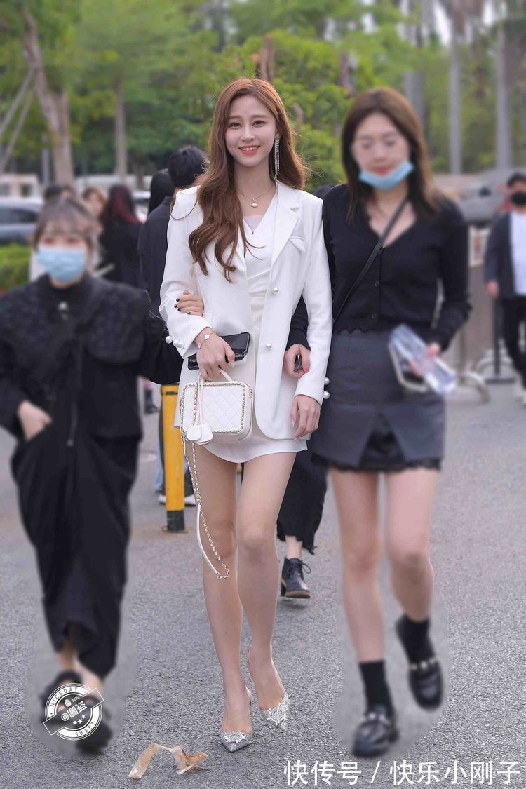 连衣裙 一条显气质的连衣裙秀出自己的好身段,整体起来更柔和,气质非凡