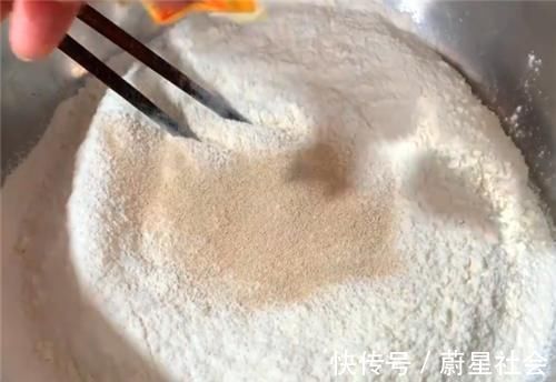 教你一个面粉新吃法，不用油炸不用蒸，出锅吃光光，给肉也不换