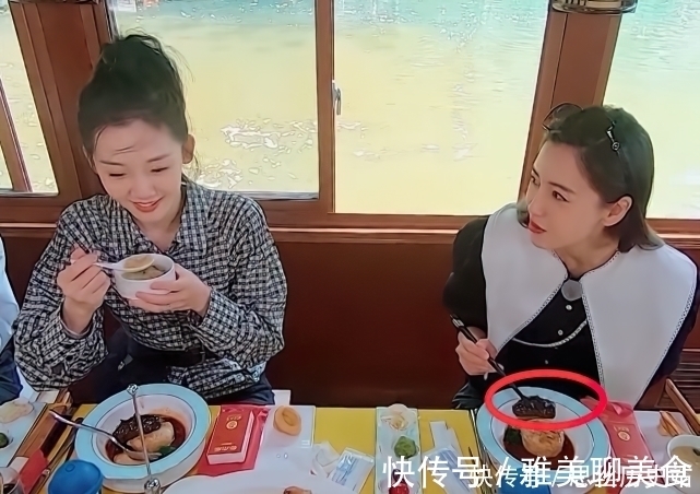 苗苗在游艇上吃饭，桌上的“小红盒”抢镜，暴露郑恺在奔跑吧地位