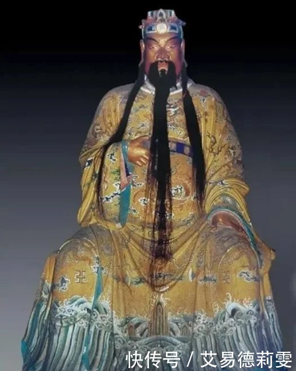 关公穿龙袍坐龙椅拿牌形象代表意思?