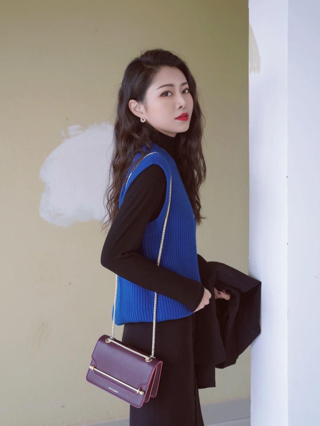 克莱因蓝 毛衣搭配时尚感加倍,4个实用款式,太适合日常出街穿了