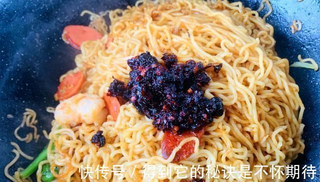 方便面别总是煮着吃，这样做比张云雷泡面的还香，朋友都说太豪华