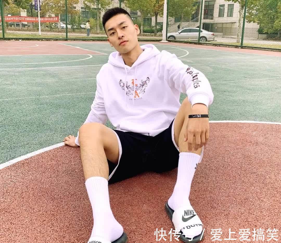 拖鞋|体育生都爱“拖鞋和白袜”,如此土爆的搭配,为何这么受欢迎?