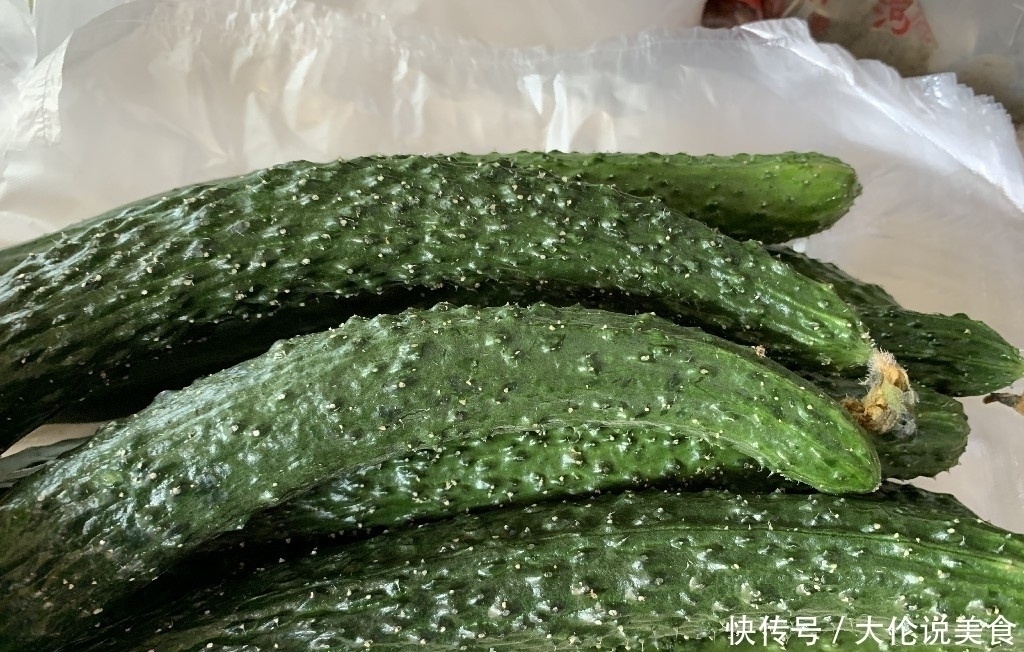 买黄瓜时，挑直的还是弯的？老菜农：牢记这5点，就不会买错了