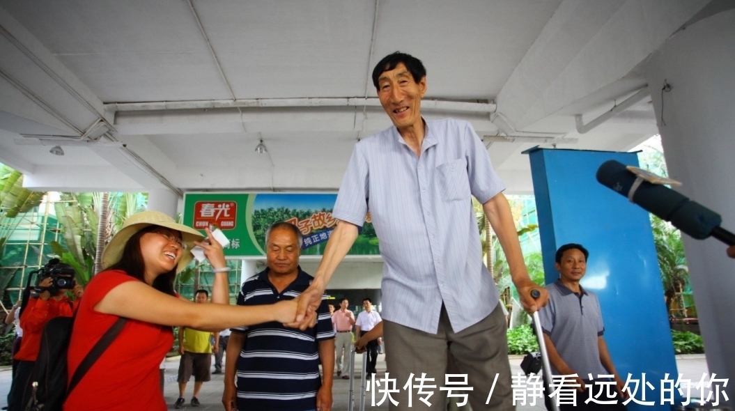 夏淑娟|身高2米36的巨人鲍喜顺，12年前不听医生劝阻生下儿子，赌对了吗