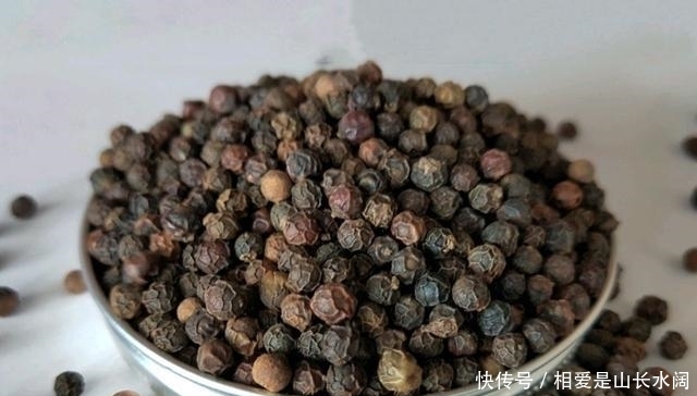 同样是胡椒,“黑胡椒”和“白胡椒”有啥区别?知道后别乱买了!