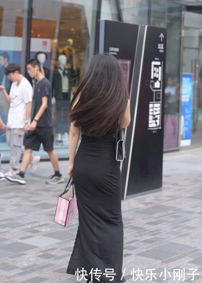 裙装|非常迷人的气质美女，身材很不错，穿着漂亮的衣服去逛街很有自信