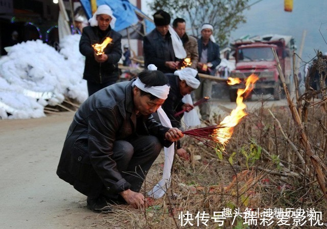 古人@古人丧葬习俗中，为何要让后代摔瓦盆，其中有何深意？