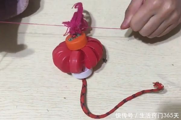 卖废品时，一定要把塑料瓶盖留下，用线穿在一起，家家户户都需要