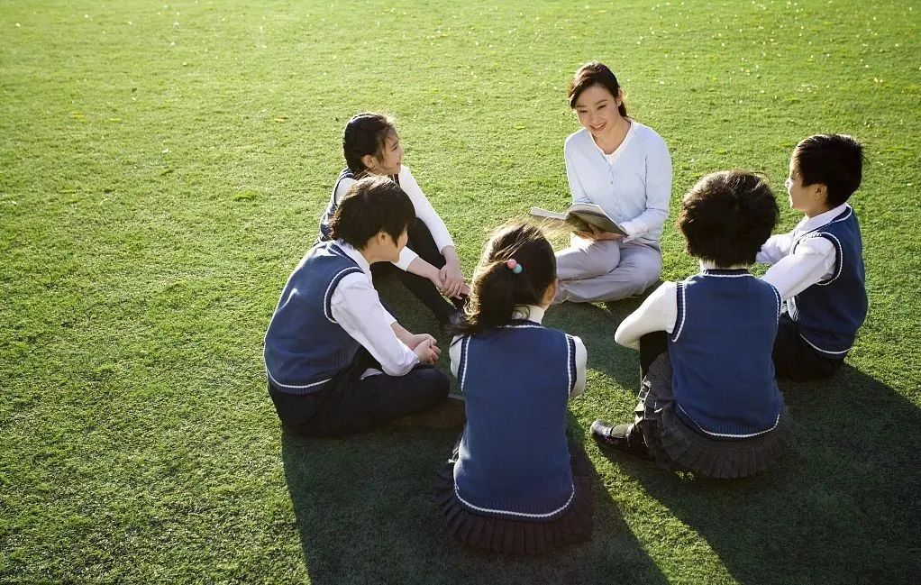 小学生|广州一小学生在校做好事致伤，谁应担责？