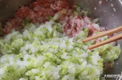 馅料|做白菜馅饺子，牢牢记住“两不放”，饺子味道香，还鲜嫩多汁