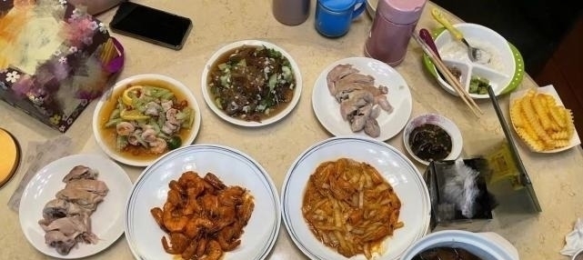 黃曉明回老家曬家人合影,吃飯開心比耶,身后多張結(jié)婚照引關(guān)注