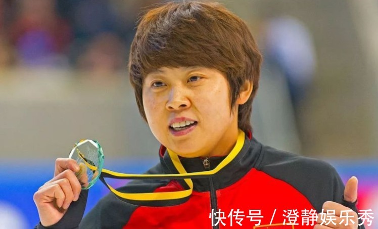 合影|奥运冠军王濛晒近照!一家三口少见合影,满脸笑容与身后妈妈太像