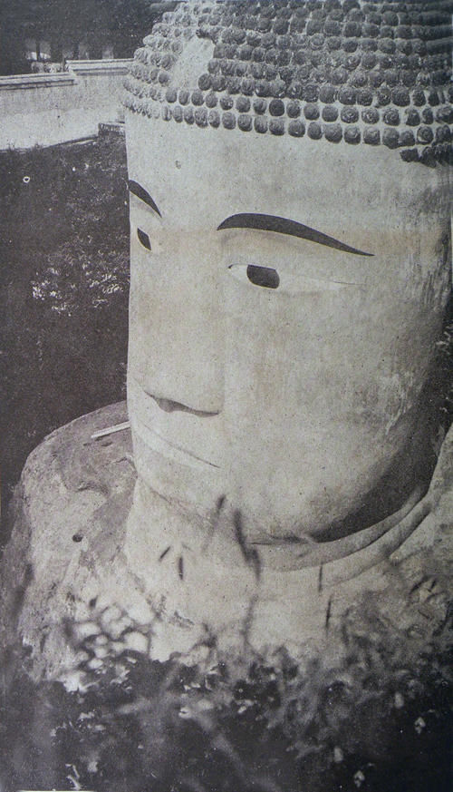 老年|乐山大佛颜值进化之路：摘掉美瞳和假发，从流浪汉变白净佛祖