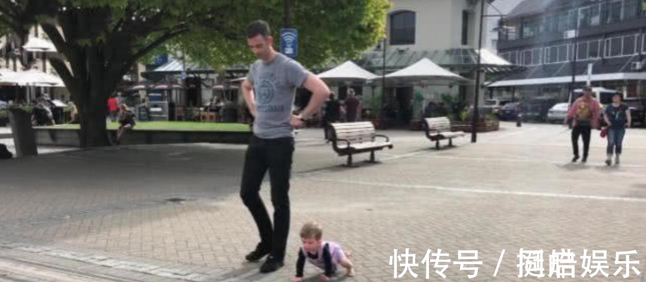 爸爸|高颜值长腿爸爸,遛娃照一夜走红,网友:妈妈好福气