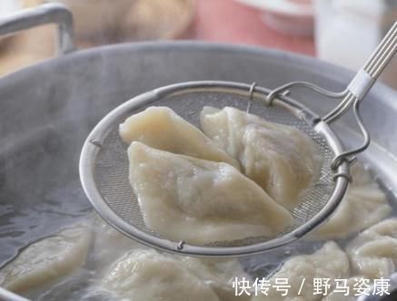 香味|做白菜饺子时,别用盐杀水了!学会1步,白菜不出水,鲜香味十足