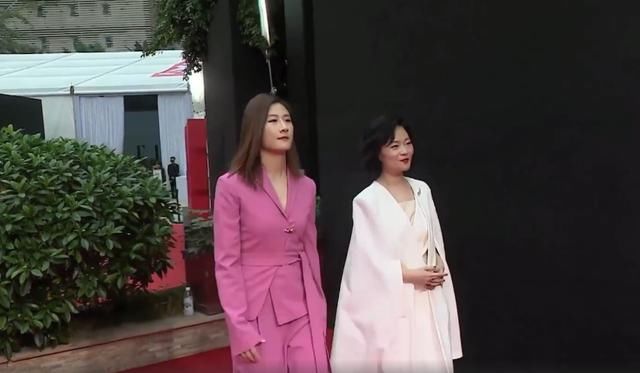 西装|大气!国乒大满贯得主出席时尚活动,一袭粉色西装尽显优雅迷人