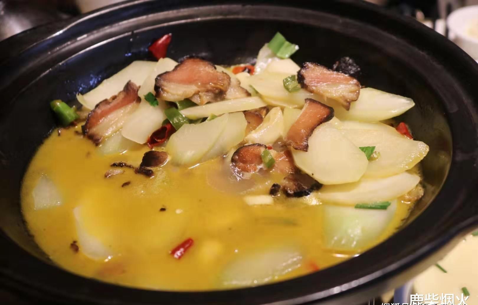 去市里看堂妹,找了一家本土饭馆,6个菜吃到撑,结账不到一百块