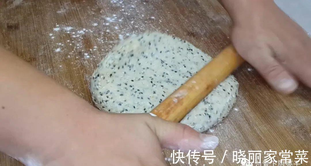 松软|芝麻饼干新做法，锅里一烙，松软香甜不加油，没烤箱也能一次成功