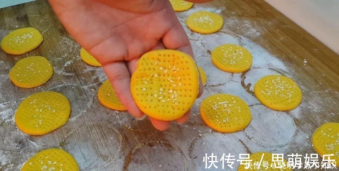 鸡蛋|半个南瓜,1个鸡蛋,不用一滴水,比油条做法简单,比蛋糕都好吃