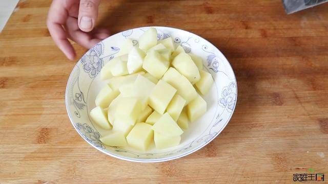 土豆和茄子别炖着吃了,教你新做法,比红烧肉还香,看着就流口水