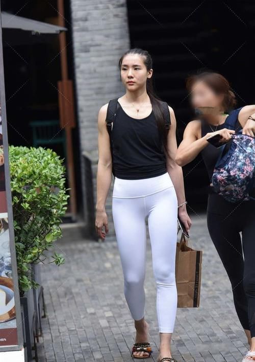黑白|黑色上衣白系瑜伽裤的组合,简约穿搭里,轻松展现时尚气质
