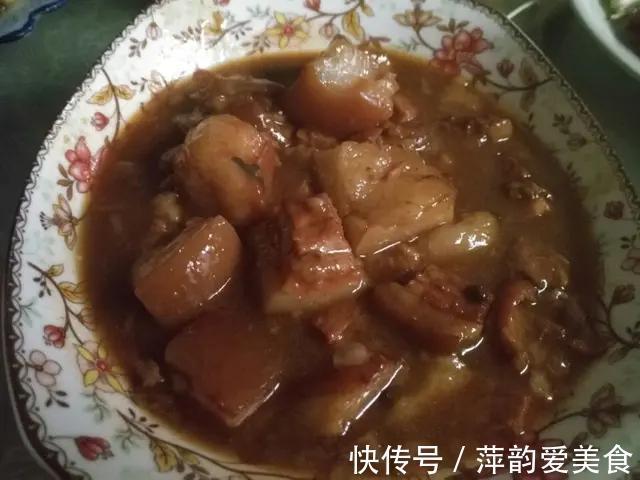 农村|和婆婆去农村吃满月酒，随礼500元，菜上桌后，抠门婆婆：亏大了