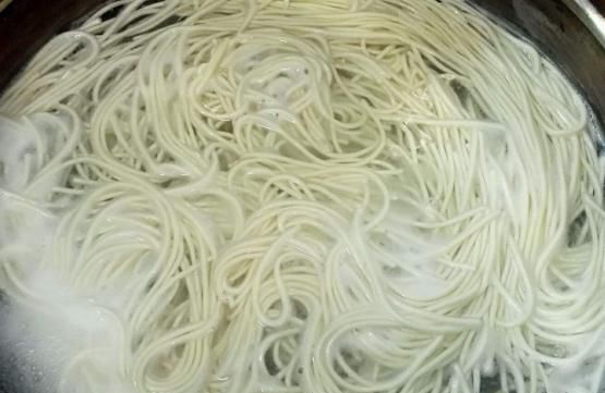 煮面条时，一煮“软趴趴”？注意这3步，面条劲道爽滑不软烂