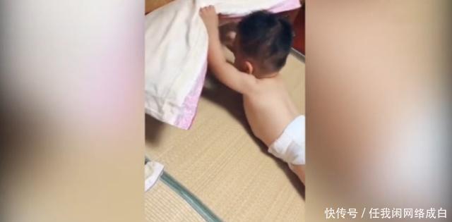 老爸|1岁宝宝偷玩老爸手机,听到爸爸脚步声后,宝宝的反应太机智了
