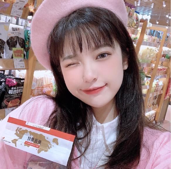 女生常“用手摸”这3地方，颜值会普遍降低，难怪被喊“丑阿姨”