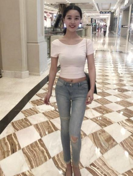 街拍;从内而外散发的气质,牛仔裤也封不住