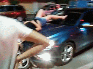 |搞笑GIF段子:妹子,这狗粮没撒好啊