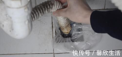 小窍门|地漏反味太臭了，一个塑料袋就能轻松解决了，看完抓紧提醒家人