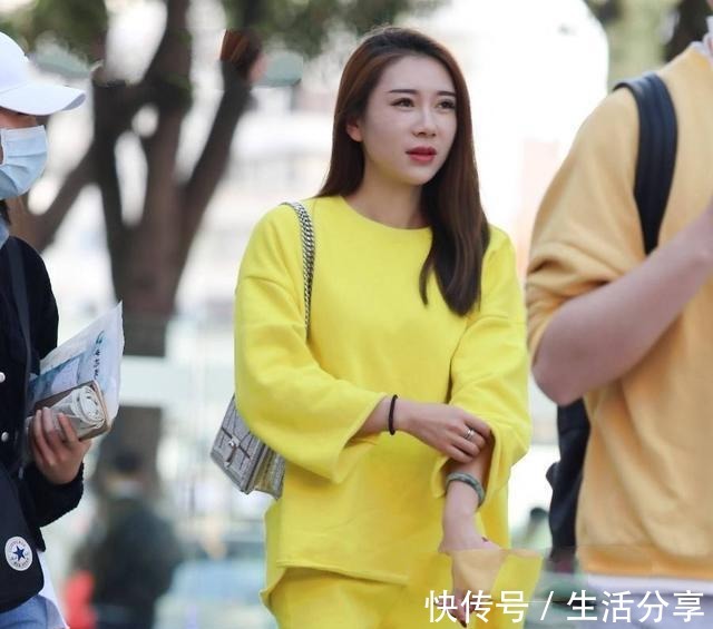 贝雷帽|街拍小姐姐个性十足,红色贝雷帽和个性穿搭,大长腿很诱人!