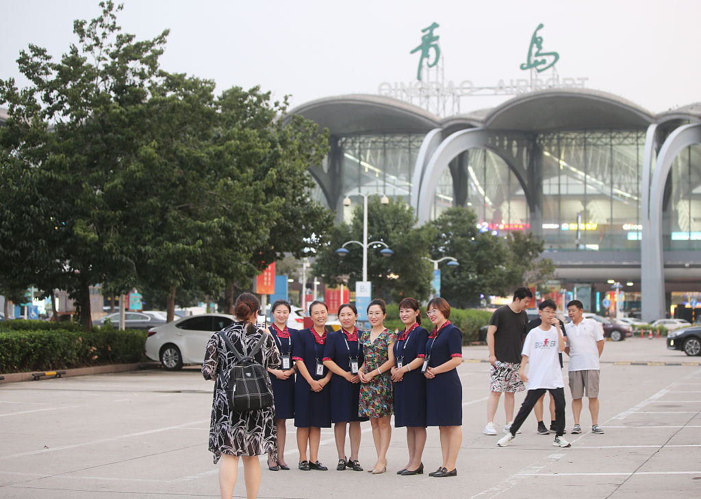 航班|青岛流亭机场39载“流金岁月”圆满落幕 市民合影告别