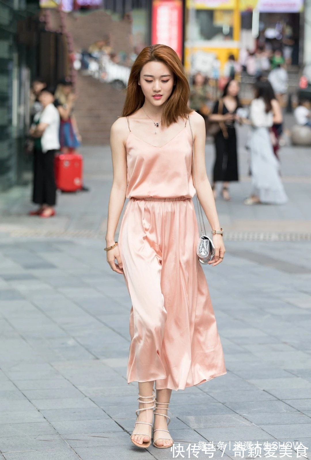 服饰 吊带裙的轻薄飘逸,没有先天优势还是不要选择为好
